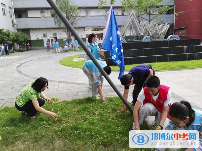 西南交通大學附屬中學開展大手牽小手，共建綠色校園