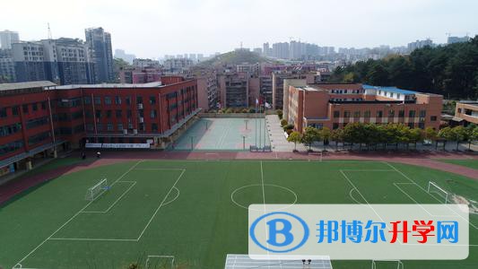 貴陽市第三十四中學2021年宿舍條件怎么樣呢?學校環境是同學們能夠好好學校的基本條件，尤其是宿舍條件，同學們的生活比較單一，兩點一線，教室、食堂、宿舍，上課時間基本在教室，所以，很多的學生對于學校宿舍是非常看重的哦。  貴陽市第三十四中學2021年宿舍條件 學生宿舍為6人間宿舍，有書桌有一個小陽臺，有獨立衛生間。學校食堂均能設置粗加工、切配、烹飪、面點制作、餐用具清洗消毒、備餐、原料庫房等加工操作場所。  貴陽市第三十四中學簡介 建校以來，學校以優異的成績贏得了社會各界的高度贊譽，為將學校打造成為一所“人民滿意的優質學校”，貴陽市第三十四中學本著“以師生發展為本、為師生幸福奠基”的辦學理念，扎實推進改革。  以“養成教育打基礎、良好行為促發展”為行動指南，嚴抓學生的生活習慣和學習習慣，營造“養習立品、善思敏行”的學風;以“教師水平決定學生水平”為鞭策，嚴抓師德師風、落實教學常規，樹立“正身率物、樂教啟智”的教風。學校文化是無聲的課堂，是一種隱性的教育力量，只有優秀的學校文化才能孕育出優秀的學校教育。  學校文化建設對改善育人環境、積淀文化底蘊、提升文化品位等具有十分重要的意義。新世紀以來，隨著國家基礎教育課程改革的施行，學校文化建設已然成為推動新課程實施的重要基礎和保障。學校重視文化發展，大力提升文化品位。  在學校文化建設過程中，學校立足自身實際，舉全校之力，集眾人之智，繼承之中求創新，形成了一套以“力行”為核心，以養成教育為主線的教育理念，豐厚了學校內涵，彰顯著辦學特色。  小編給同學們整理了學校的宿舍條件，由于現在生活水平提高，學校的環境都不會太差，基本保障是沒有問題的，一般為上下鋪、有衣柜、衛生間、熱水等基本供應沒有問題，所以，同學們自己是可以放心報讀的哦。